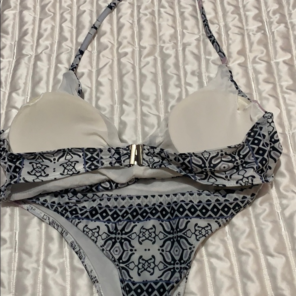 Bikini - Picture 3 of 3